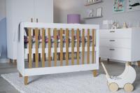 Bērnu gultiņa Kubi Baby ar stelāžu Guļamvietas platums: 60 cm, Guļamvietas garums: 120 cm, Platums: 66 cm, Garums: 124 cm, Augstums: 90 cm, Materiāls: LKSP + dabīgs koks, Guļamvietu skaits: 1, Krāsa: balts
