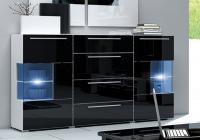 Kumode Roma K ar LED Platums: 150 cm, Korpusa krāsa: balts, Dziļums: 55 cm, Augstums: 95 cm, Elementu krāsa: melns, Ar durtiņām: 1, Ar LED: 1, Ar atvilktnēm: 1, Izgatavošanas materiāls: MDF + LKSP, Virsma: matēta + spīdīga, Durtiņu skaits: 2, Atvilktņu skaits: 4